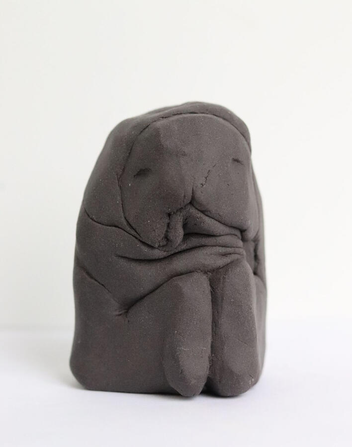 "On vähän harmaa olo", keramiikka, 8 x 6 x 4 cm, 2022