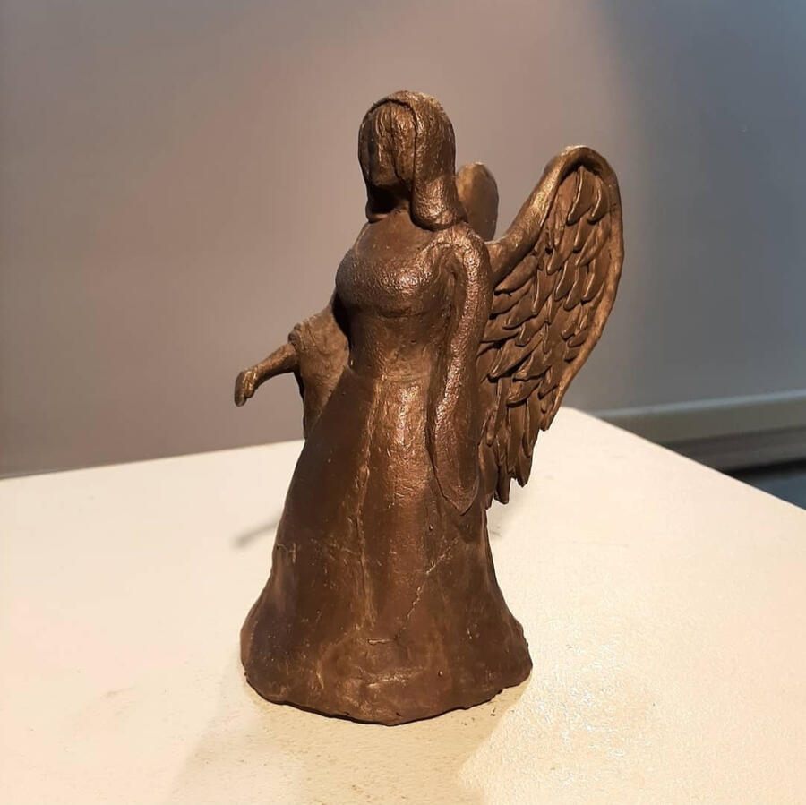 "She", pronssi, 15 x 8 x 11 cm, 2021. Hautakoriste.