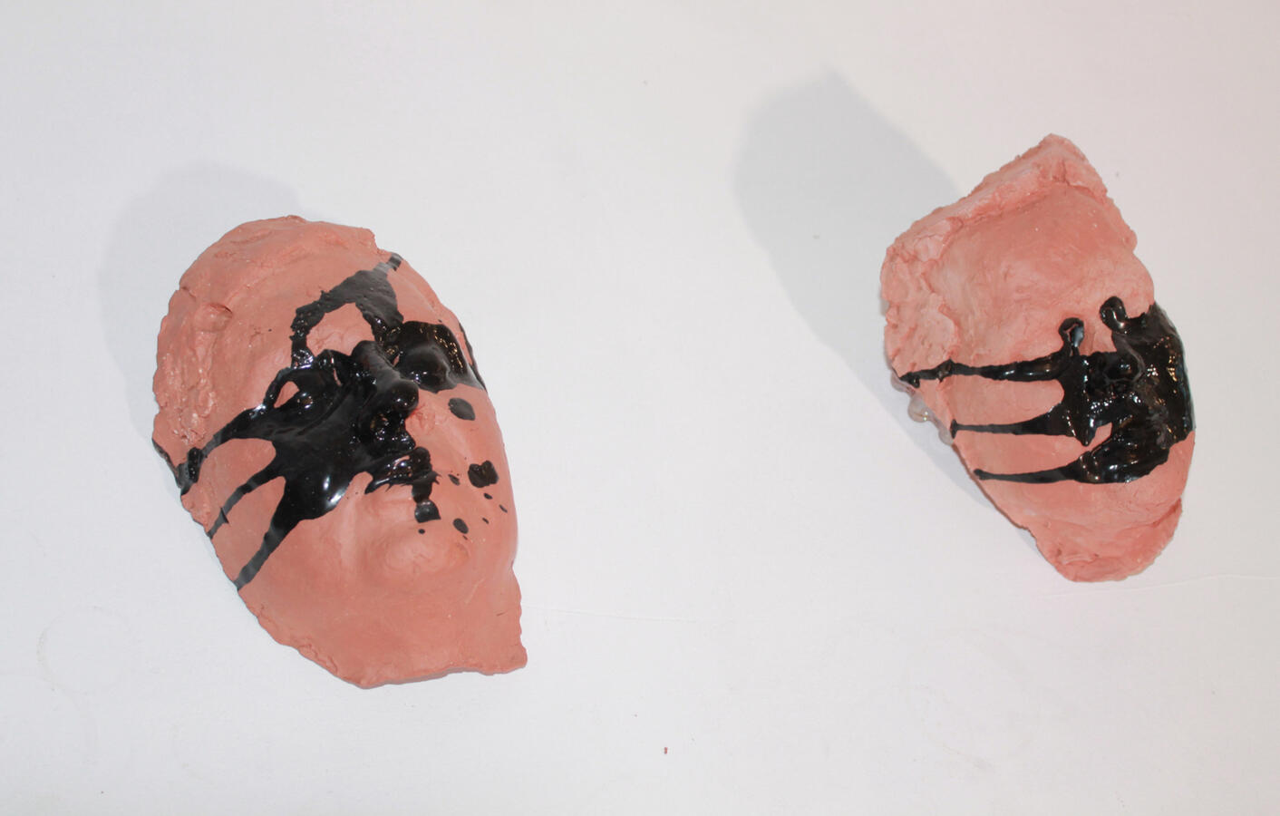 Väki ja valta -peliperformanssin veistosten kuolinnaamioita, lasitettu keramiikka, 2024