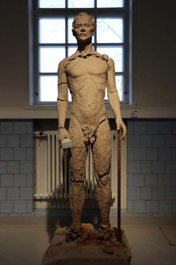 Väki ja valta -peliperformanssin kolmas veistos edestä. Kuivuneena näyttelyn jälkeen. Taidekeskus Mältinranta, 2023