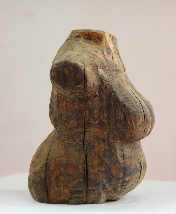 "Kaikki muuttuu", mänty, terva, puuöljy, 43 x 28 x 27 cm, 2022