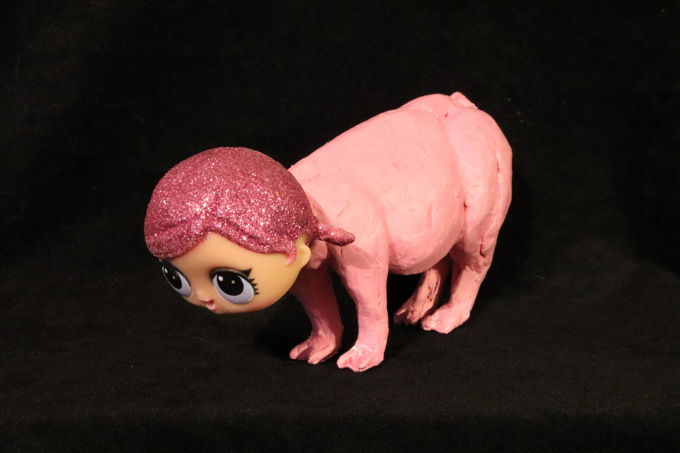 "Kuka?", nuken pää, kipsi, akryylimaali, 10 x 6 x 8 cm, 2022