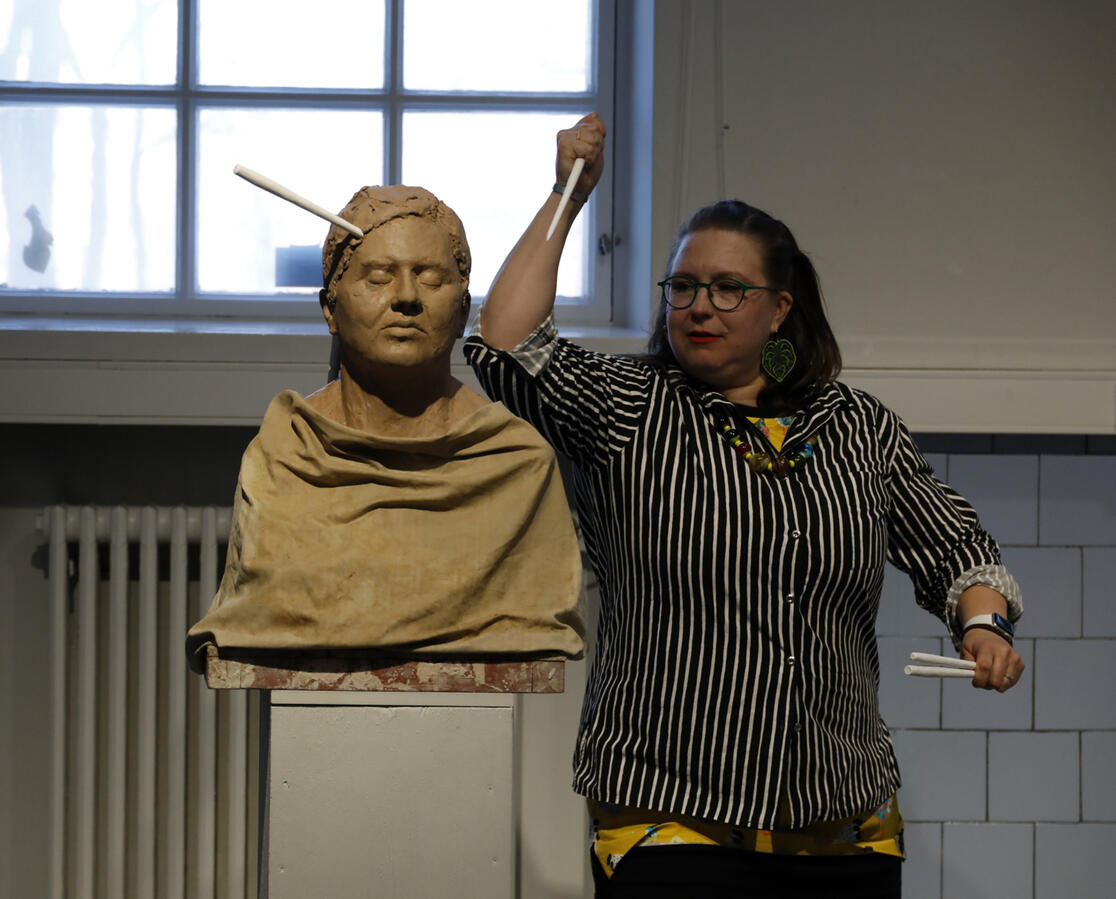 Veistos 1 “Väki ja valta”, peliperformanssi, 45 min, Taidekeskus Mältinranta, Tampere, 2023. Kuva: Ignacio Pérez Pérez