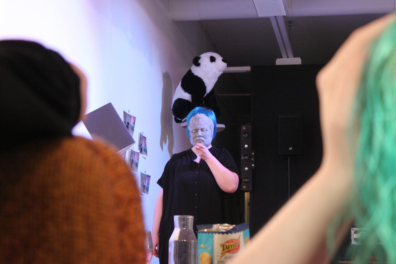 Performanssin jälki -näyttelyn avajaiset, Bar Bonk Performanssin jälki -näyttelyn avajaiset, Bar Bonk